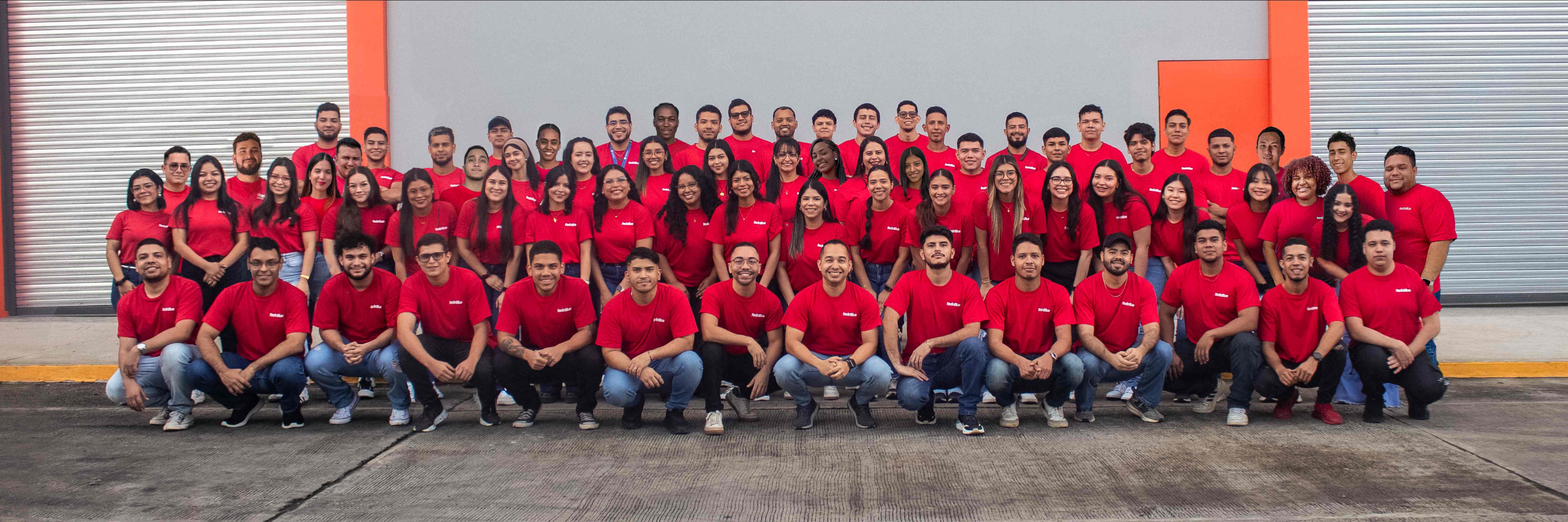 Equipo completo de RednBlue 2025 - Más de 80 colaboradores comprometidos con la excelencia en logística